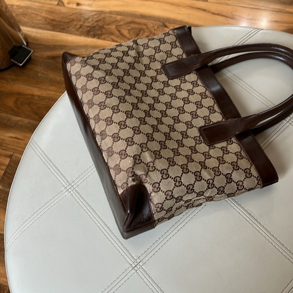 GUCCI bag. Beautiful and clean inside and out. Excellent used condition - Picture 6 of 6